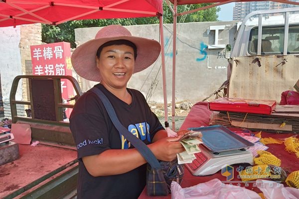 開著祥菱商務之星的楊姐，正在樂呵著點數(shù)鈔票，今天賣得不錯