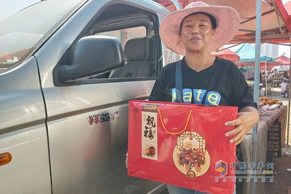 福田祥菱當?shù)亟?jīng)銷商給楊姐送來了月餅祝福