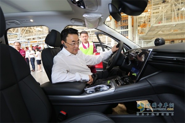 許憲平董事長(zhǎng)試乘體驗(yàn)江淮蔚來(lái)新能源汽車ES8