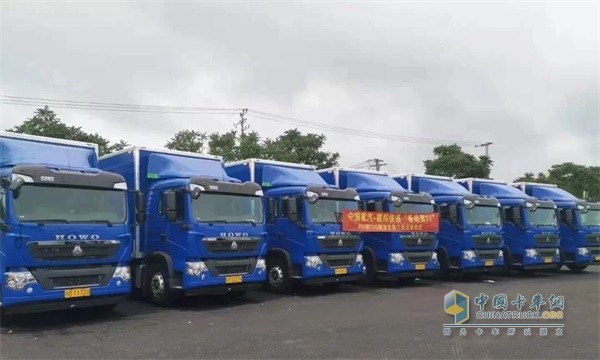 排列整齊的中國(guó)重汽HOWO-T5G載貨車(chē)