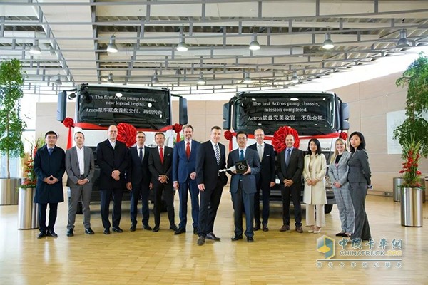 梅賽德斯-奔馳卡車將兩代泵車底盤交付其在華重要客戶三一。左六：戴姆勒卡客車(中國)有限公司首席執(zhí)行官科銳銘(Ralf Kraemer)，左七：梅賽德斯-奔馳卡車市場、銷售及服務(wù)負(fù)責(zé)人安德烈亞斯·馮·沃爾菲爾德(Andreas von Wallfeld)，左八：三一泵送事業(yè)部董事長向儒安