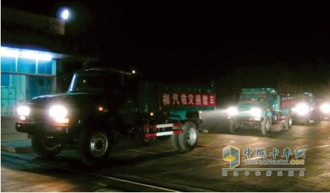 2008年5月15日深夜，捐贈四川地震災區(qū)的車輛駛出柳汽大門