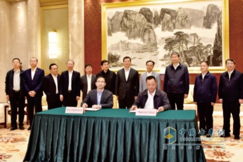 在廣西壯族自治區(qū)主席陳武（后排右四）和東風(fēng)公司董事長(zhǎng)、黨委書記竺延風(fēng)（后排左七）等領(lǐng)導(dǎo)的見證下，東風(fēng)公司與廣西壯族自治區(qū)簽署合作協(xié)議