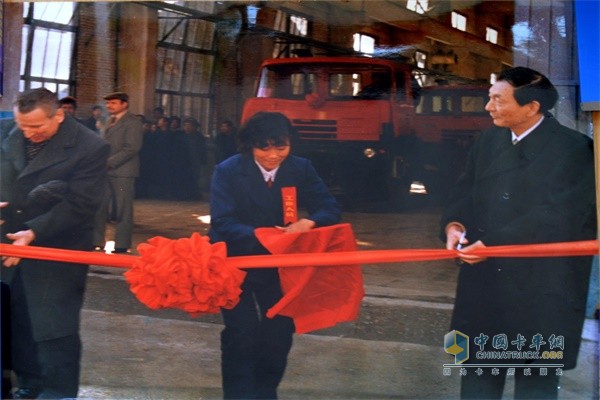 1985年11月10日T815裝配線舉行投產剪彩儀式時任國家經委副主任的朱镕基出席并題詞