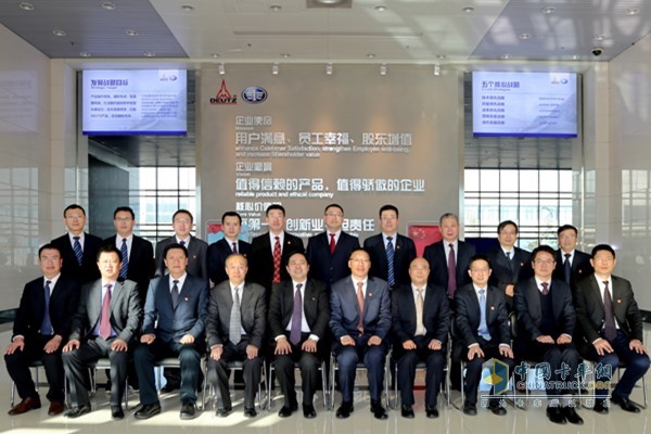 發(fā)動機事業(yè)部大柴工廠工作會議與會領(lǐng)導大合影
