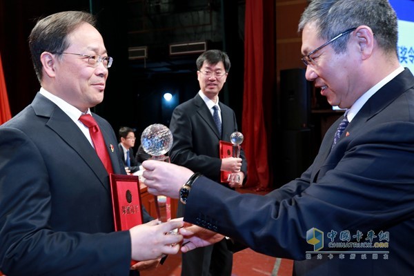 發(fā)動機事業(yè)部科技大會上，大柴工廠段軍(中間)榮獲“科技功臣”獎項