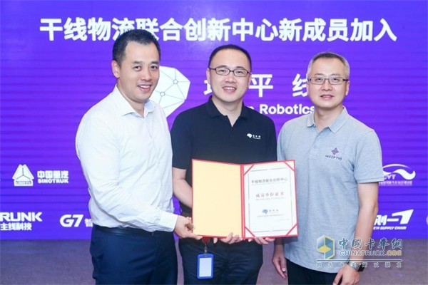 地平線加入干線物流聯(lián)合創(chuàng)新中心(從左至右：上海國際汽車城創(chuàng)新港總經(jīng)理 徐健博士、地平線創(chuàng)始人兼CEO 余凱博士、嬴徹科技創(chuàng)始人兼CEO 馬喆人)