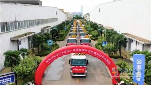 浩浩蕩蕩的50臺(tái)徐工&福田一體化整車(chē)車(chē)隊(duì)