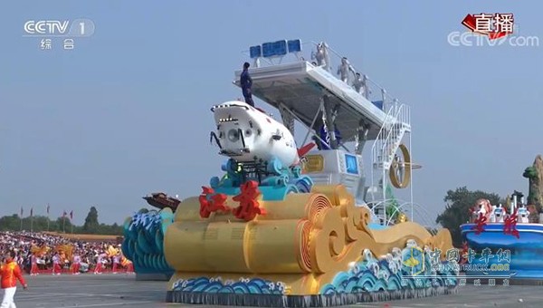 江蘇彩車以“江蘇智造”為主題，向祖國、向先烈、向全國人民匯報江蘇成就
