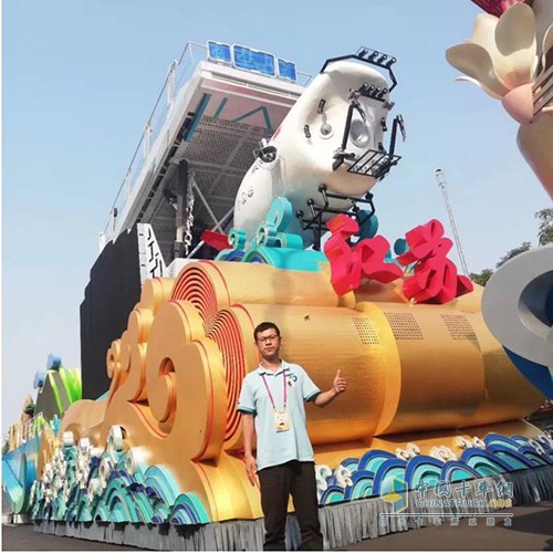 徐工重卡員工劉闖駕駛江蘇彩車，“偉大新中國70周年大慶，我駕駛江蘇彩車駛過了天安門!”