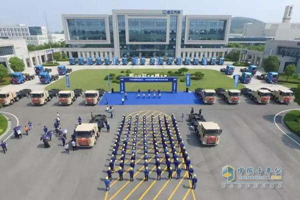 2019年，百臺新能源純電動自卸車發(fā)往深圳，支援“深圳藍(lán)”