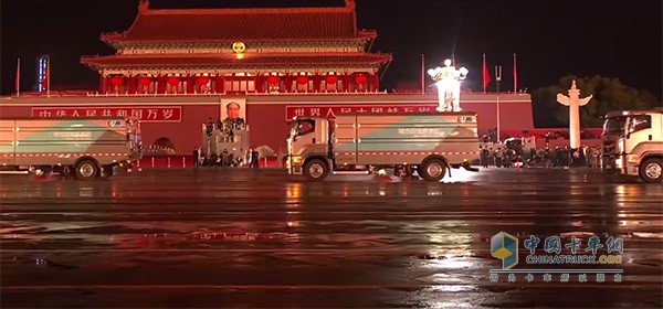 慶鈴汽車和京環(huán)集團聯(lián)合打造的純電動清掃車