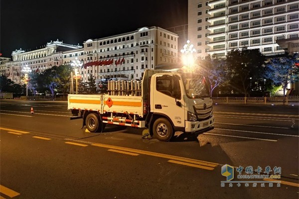福田歐馬可燃放煙花唯一用車在長安街沿線文藝晚會指定地點就位準備執(zhí)行煙花燃放任務