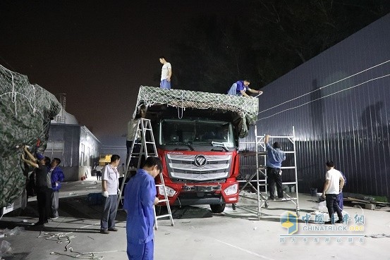 福田汽車國典保障服務(wù)團隊在進行彩排的準備工作