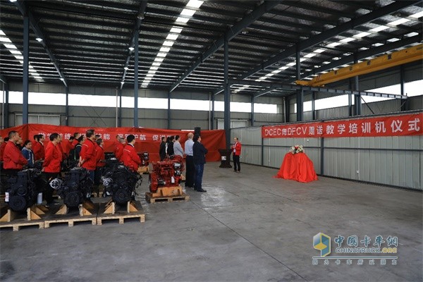 東風(fēng)康明斯向東風(fēng)商用車贈送40臺國六教學(xué)拆裝發(fā)動機現(xiàn)場