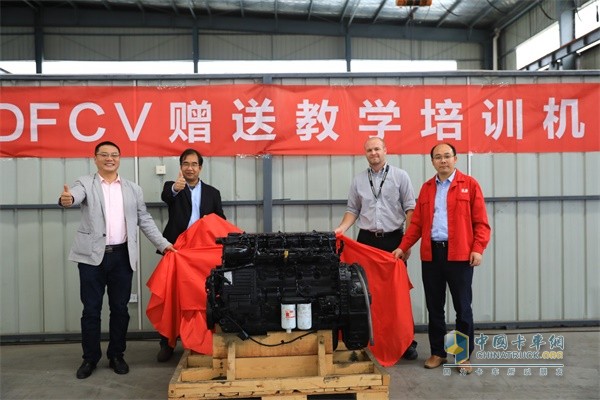 東風(fēng)商用車服務(wù)部副部長李連志、東風(fēng)商用車服務(wù)技術(shù)首席劉建科、康明斯中國服務(wù)工程總監(jiān)Ryan Putnam、東風(fēng)康明斯服務(wù)總監(jiān)劉建國為培訓(xùn)機共同揭幕