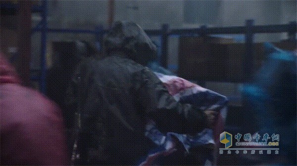 東風(fēng)柳汽風(fēng)雨無(wú)阻 日夜搬貨