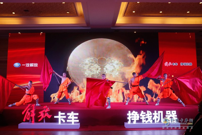 “榮耀萬輛，領(lǐng)航中原” 一汽解放河南區(qū)域長春青島雙基地雙萬輛慶典
