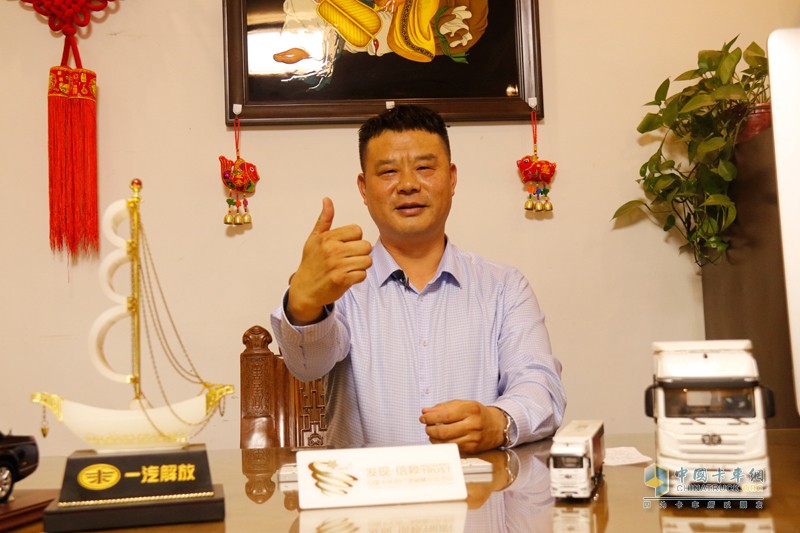 “榮耀萬輛，領(lǐng)航中原” 一汽解放河南區(qū)域長春青島雙基地雙萬輛慶典