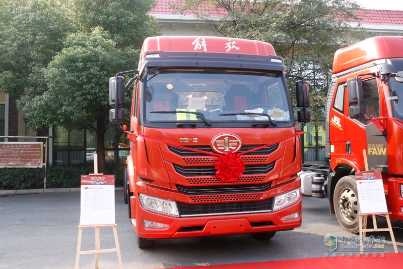 “榮耀萬輛，領(lǐng)航中原” 一汽解放河南區(qū)域長春青島雙基地雙萬輛慶典