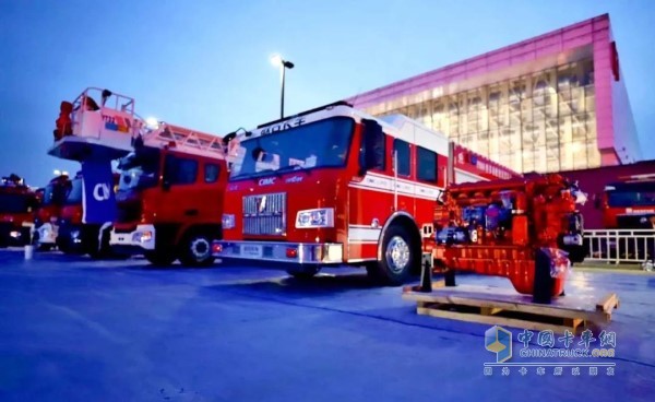 夜晚的中集聯(lián)合卡車消防車展臺(tái)格外莊嚴(yán)和美麗