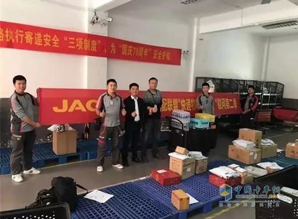 在雙十一期間，江淮康鈴還將為快遞公司網(wǎng)點(diǎn)提供免費(fèi)借用或車輛租賃方案