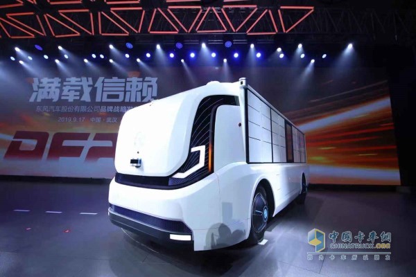 東風(fēng)汽車股份打造的Sharing Box智慧物流平臺(tái)，可百變?yōu)榭爝f收發(fā)盒子、商鋪售賣盒子、環(huán)衛(wèi)清掃盒子、圖書(shū)閱覽盒子等多種形態(tài)，實(shí)現(xiàn)移動(dòng)循環(huán)售賣、遠(yuǎn)程一鍵召車等功能
