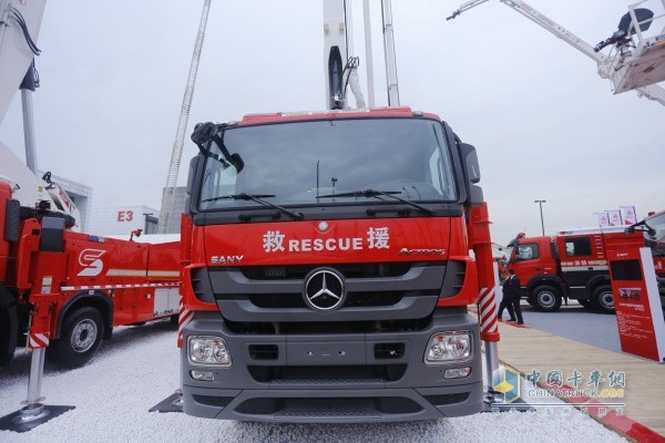 奔馳底盤(pán)41米重型粉劑高噴消防車