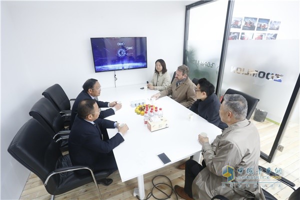 戴姆勒卡客車(chē)(中國(guó))有限公司首席執(zhí)行官科銳銘(Ralf Kraemer)與中聯(lián)重科領(lǐng)導(dǎo)交流