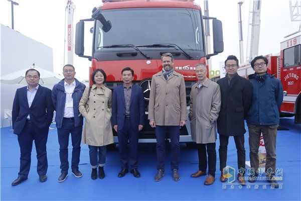 戴姆勒卡客車(chē)(中國(guó))有限公司首席執(zhí)行官科銳銘(Ralf Kraemer)與中集沈陽(yáng)捷通領(lǐng)導(dǎo)交流