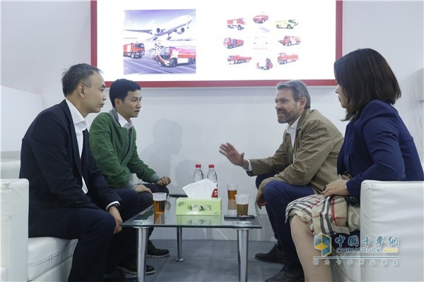戴姆勒卡客車(chē)(中國(guó))有限公司首席執(zhí)行官科銳銘(Ralf Kraemer)與永強(qiáng)奧林寶領(lǐng)導(dǎo)交流
