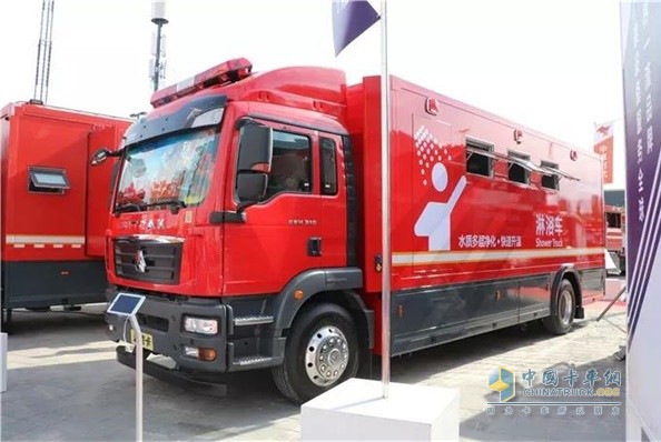 中卓時(shí)代展示了搭載中國(guó)重汽底盤(pán)的淋浴車(chē)