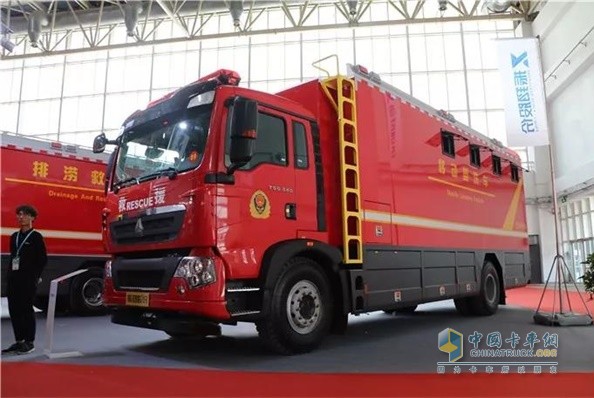 江蘇振翔展示了與中國(guó)重汽合作的移動(dòng)衛(wèi)生車(chē)