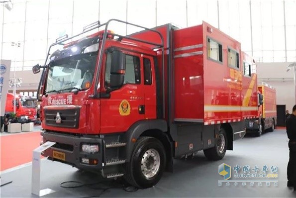 江蘇振翔展示了與中國(guó)重汽合作的發(fā)電車(chē)
