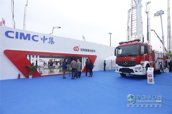 沈陽(yáng)捷通采用奔馳Arocs底盤(pán)登高平臺(tái)消防車(chē)全景