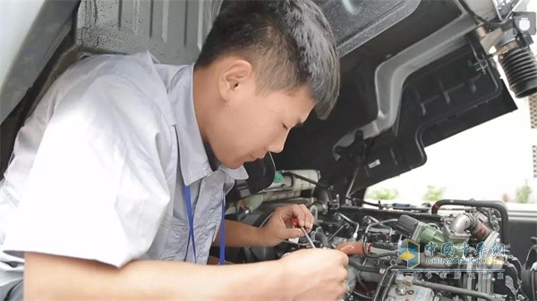 歐馬可服務(wù)保障團隊對車輛進行細致檢查