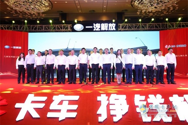 川渝營(yíng)銷團(tuán)隊(duì)及經(jīng)銷商伙伴特為本次萬輛慶典獻(xiàn)藝大合唱《解放之歌》