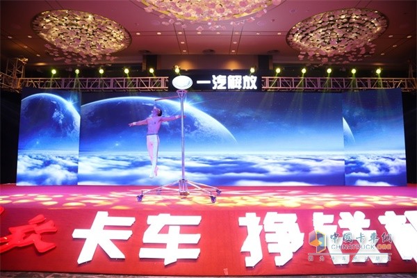 一汽解放國家一級(jí)演員王輝獻(xiàn)藝—雜技表演