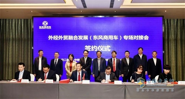 雙方將進一步加強境內(nèi)外工程帶項目車輛、貿(mào)易項目、工程建設(shè)項目等方面的合作，建立常態(tài)交流機制，聚焦海外市場熱點問題，分享經(jīng)驗，共享信息，加強企業(yè)之間深度、務(wù)實合作方面的新探索