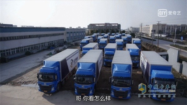 姚遠(yuǎn)和高暢來遠(yuǎn)方看車，上百輛乘龍接受姚總“審閱”——乘龍