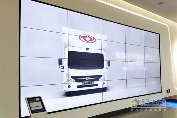 示范區(qū)展廳里播放的東風(fēng)輕型車EV350智能支線物流平臺與Sharing Box智能對點(diǎn)載運(yùn)平臺功能展示視頻