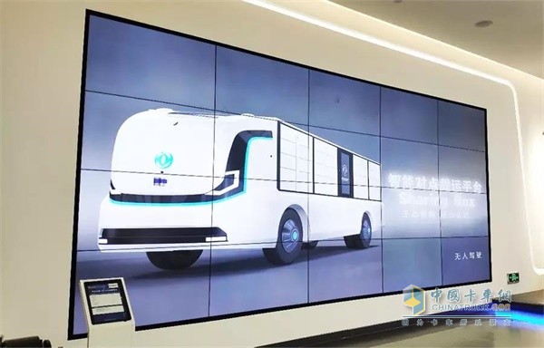 示范區(qū)展廳里播放的東風(fēng)輕型車EV350智能支線物流平臺與Sharing Box智能對點(diǎn)載運(yùn)平臺功能展示視頻