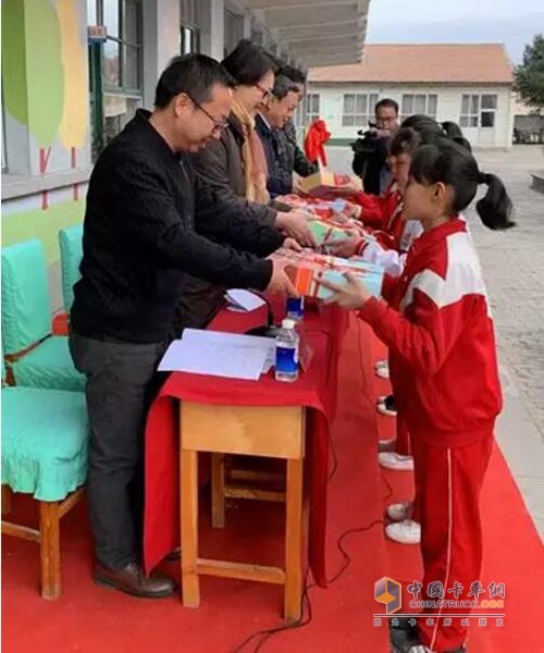 學生接受捐贈康明斯圖書館