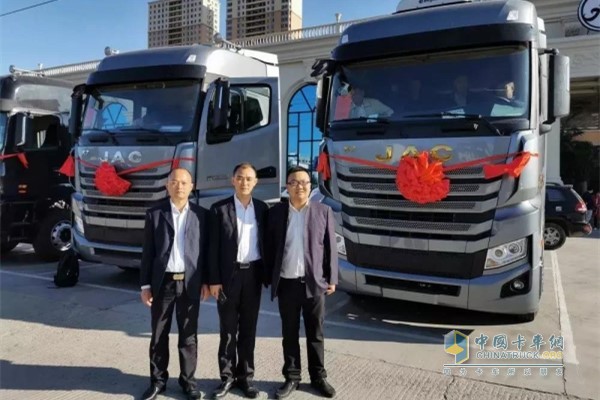 從左至右依次為美馳車(chē)隊(duì)銷售服務(wù)王世東、美馳車(chē)隊(duì)服務(wù)經(jīng)理劉海云、江淮跨越東北蒙東大區(qū)經(jīng)理胡克城
