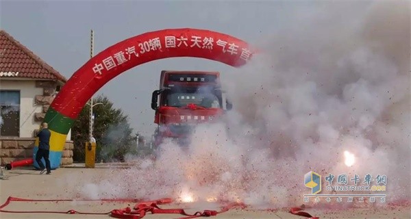 30臺(tái)T7H國六燃?xì)廛嚱卉噧x式現(xiàn)場(chǎng)