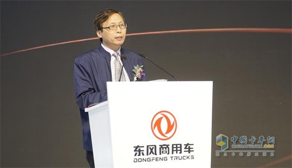 東風商用車商用汽車雜志社總編輯、中國年度卡車評委會成員肖獻法先生宣布2020中國年度卡車評測結(jié)果