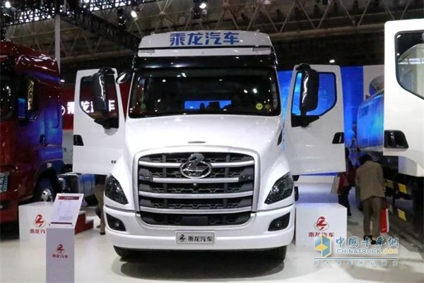 國(guó)六版乘龍T7牽引車格外耀眼