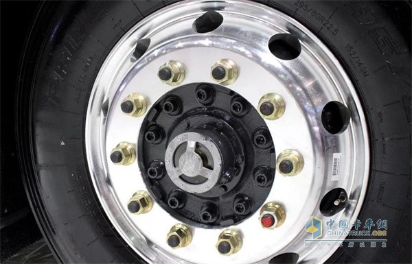 國(guó)六版乘龍T7牽引車配備康邁輪端配鋁合金輪輞