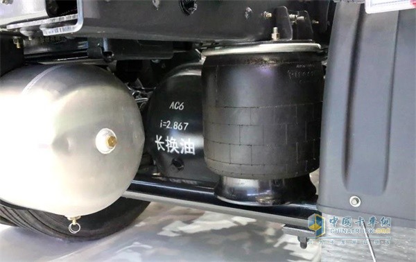 國(guó)六版乘龍T7牽引車采用了6X4驅(qū)動(dòng)形式