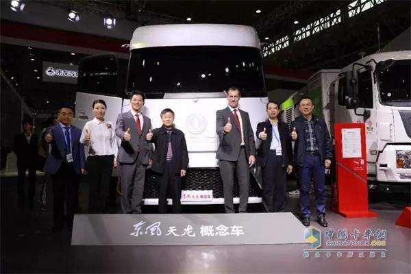 東風公司、東風商用車領導代表在新一代東風天龍概念車前合影
